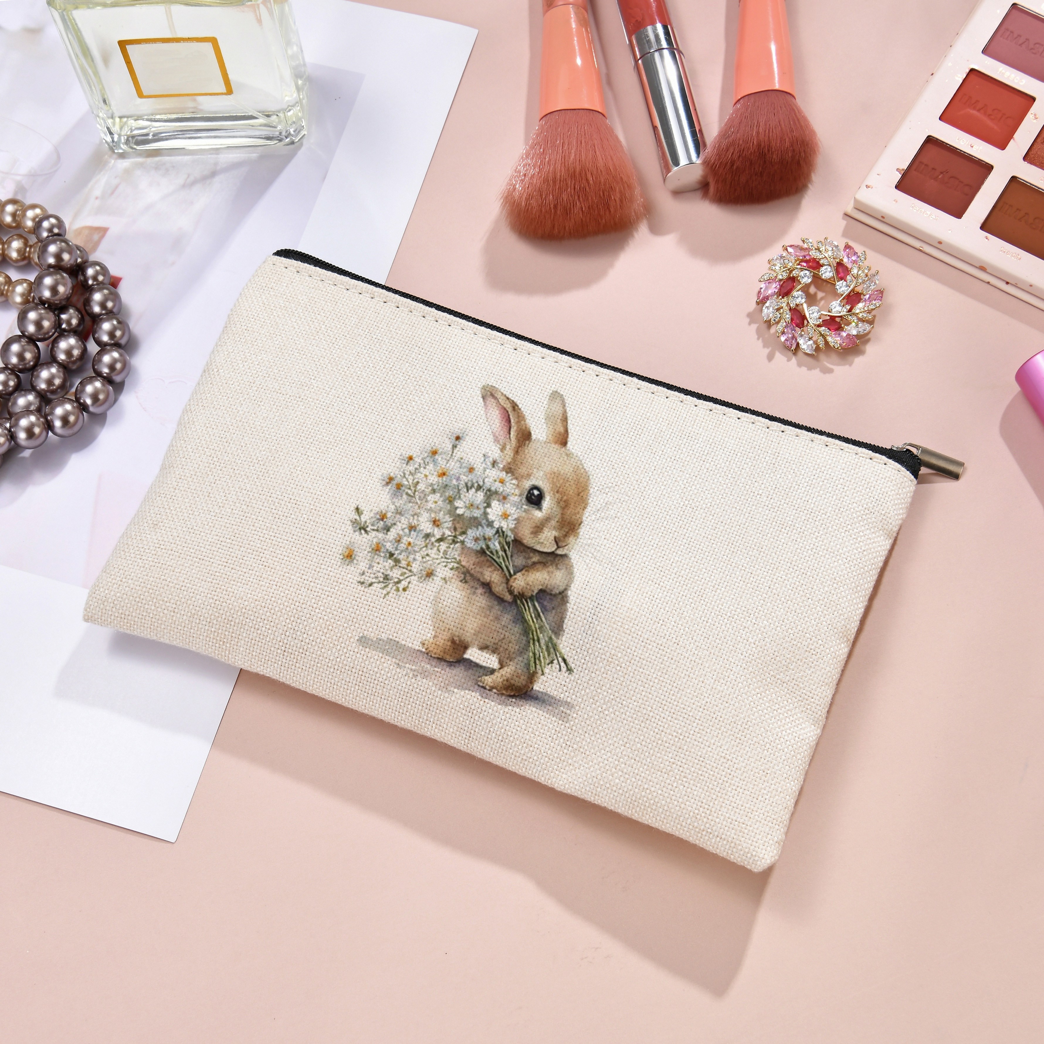 

Trousse de toilette en polyester pour femmes avec imprimé lapin, organiseur de voyage multifonctionnel, pochette à accessoires portable non parfumée, rangement de papeterie, cadeau de Noël idéal - 1