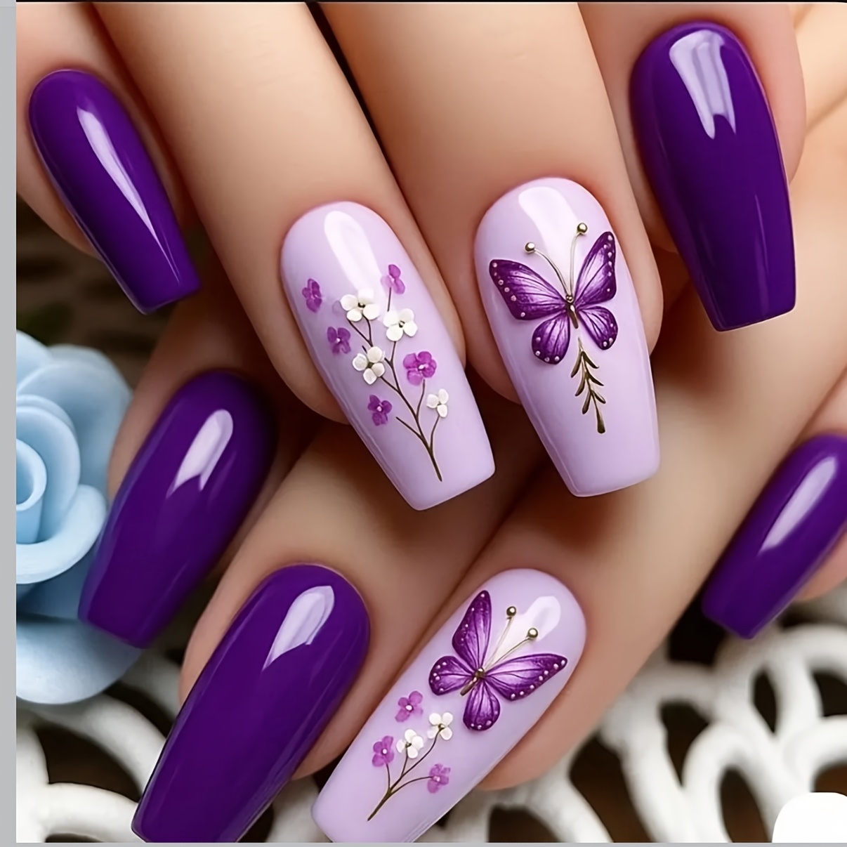 96 unhas postiças de comprimento médio em forma de bailarina com designs florais e de borboletas brilhantes 4
