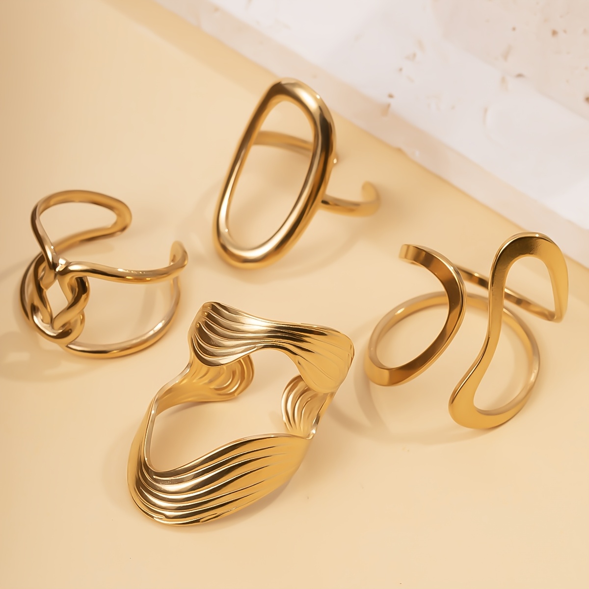 E-shop 4-teiliges modisches Edelstahl-Ringset, einfache, durchbrochene, geometrische, unregelmäßig geformte stapelbare Ringe – eine vielseitige