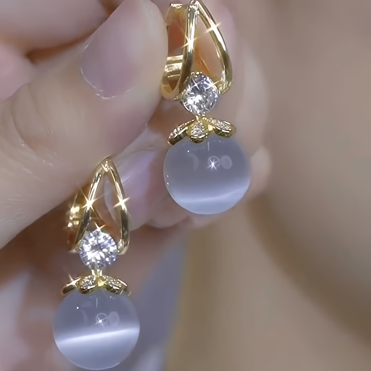E-shop Einzigartige Ohrringe mit luxuriösem Katzenaugenstein-Einlage, die blendendes Licht reflektiert. Das Tropfen-Design mit Ohrklemmen bietet
