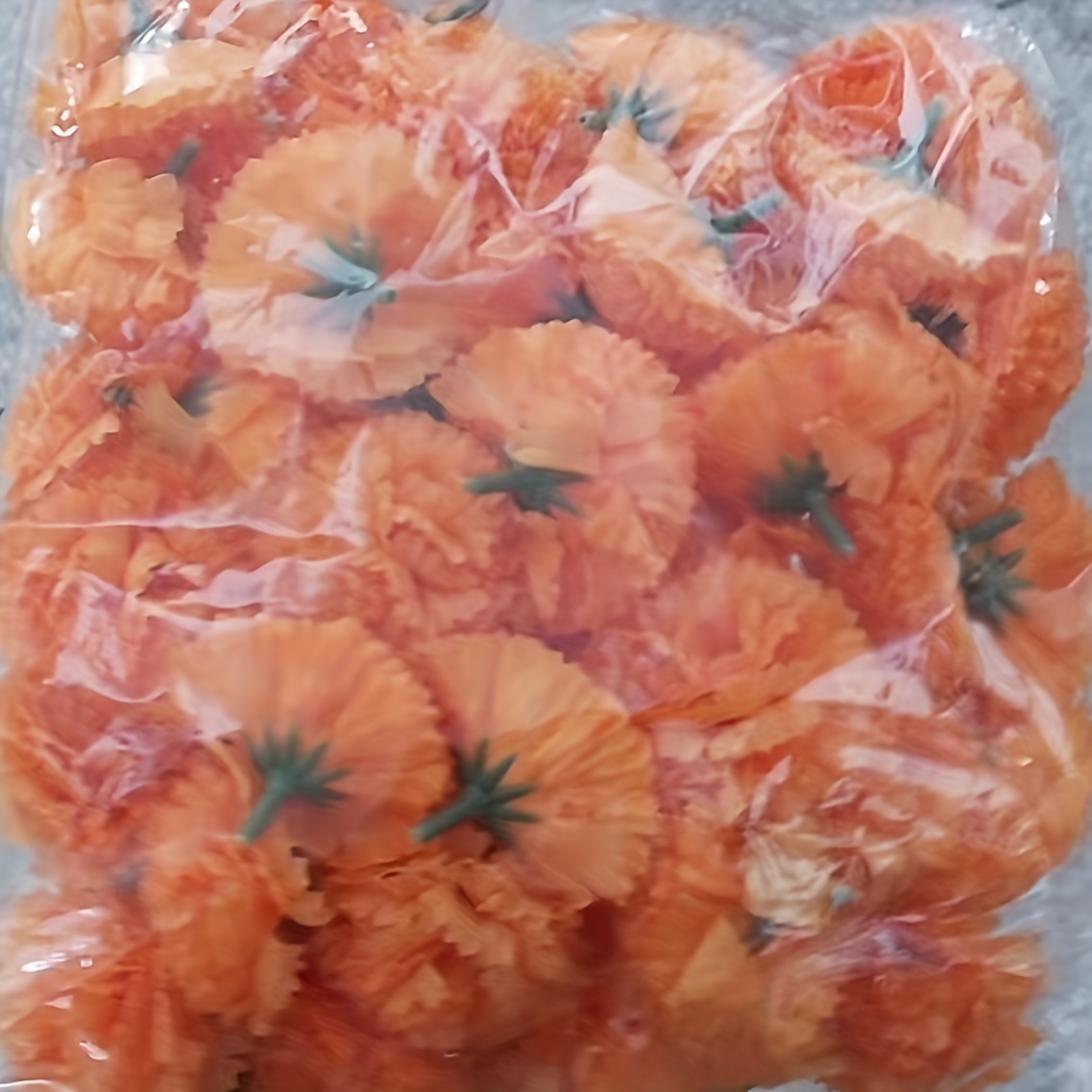 E-shop 50 Stk. Leuchtend Orangefarbene Nelkenblüten - Künstliche Polyesterblumen für Feiertagsdekorationen: Halloween, Ostern, Erntedankfest,