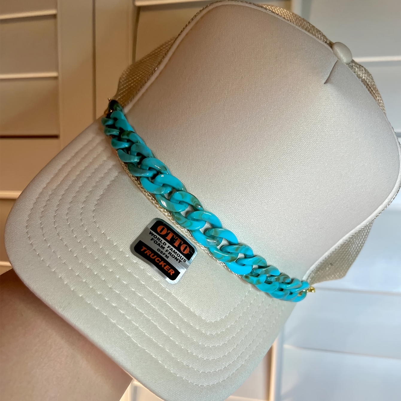 

A Stylish Vintage Acrylic Hat Chain In , For Diy Crafting, Featuring A Fashionable Green Detachable Decoration Accessory.