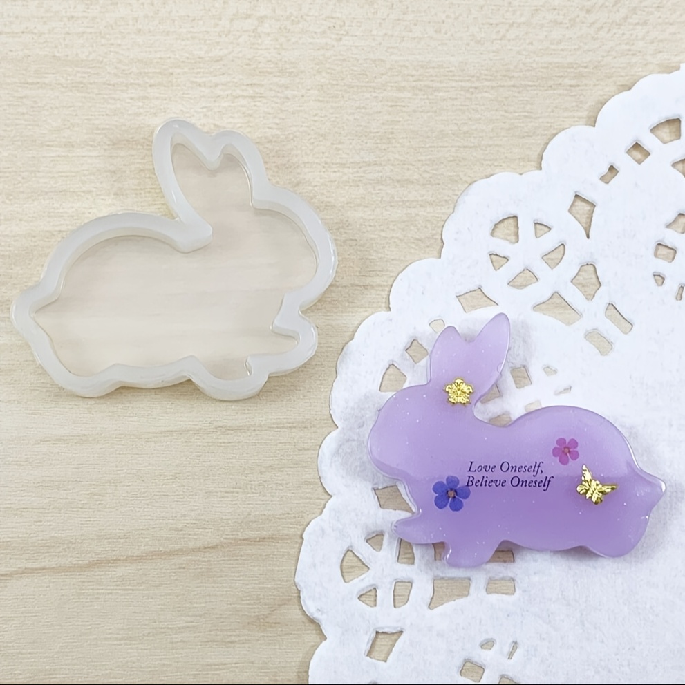 

Kit de Moules en Silicone Lapin de Pâques - Porte-clés & Pendentifs en Résine Mignons DIY, Lapin Violet avec "Aime-Toi", Inclut un Napperon en Dentelle & Accents Dorés pour l'Artisanat de Pâques