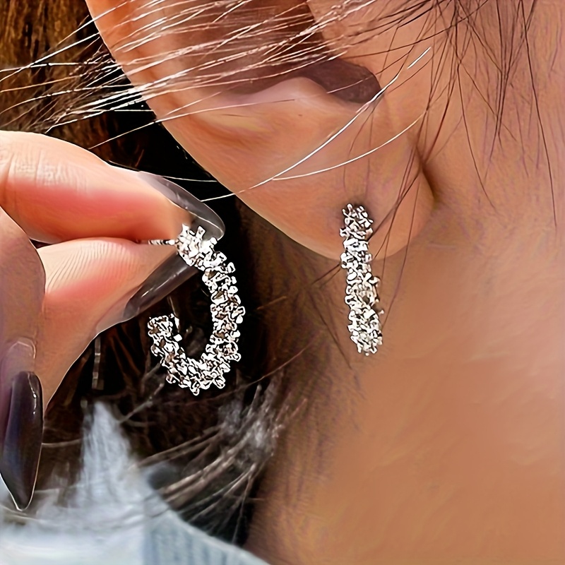 A Pair Of Stylish Circular Earrings For Women Featuring Creative Geometric Designs, Perfect For Parties Or Everyday Wear, In Multiple Colors