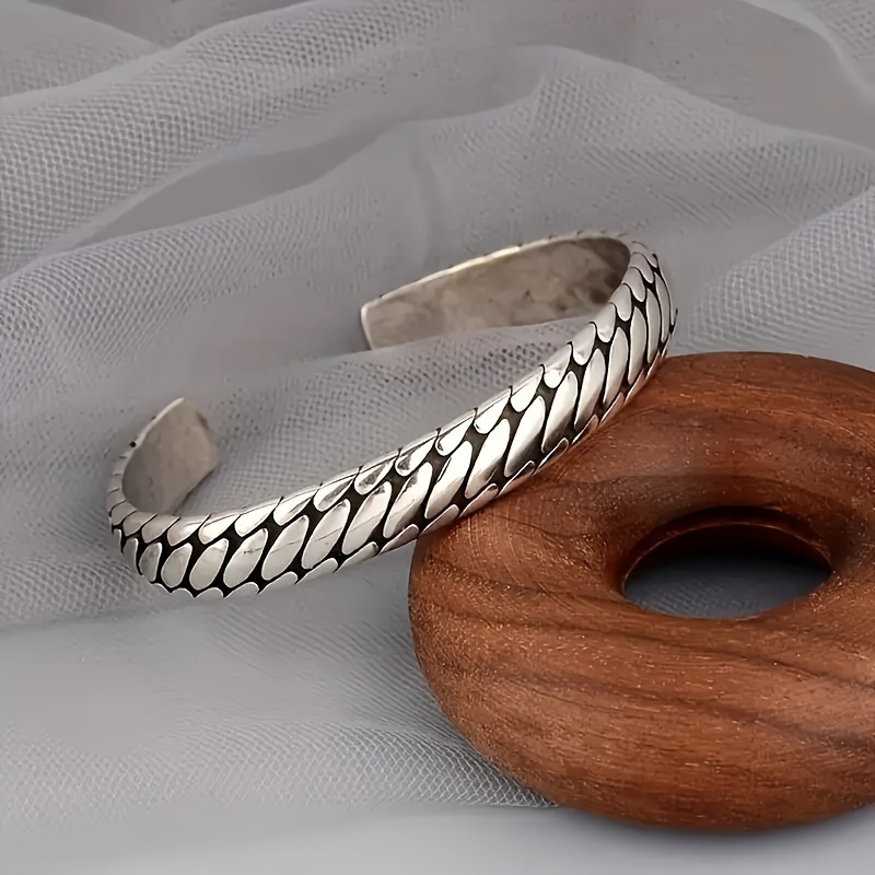 

A Unisex Retro Bracelet Made Of Steel With A Twisted Elliptical Opening, Featuring A Fashionable And Minimalist Design.