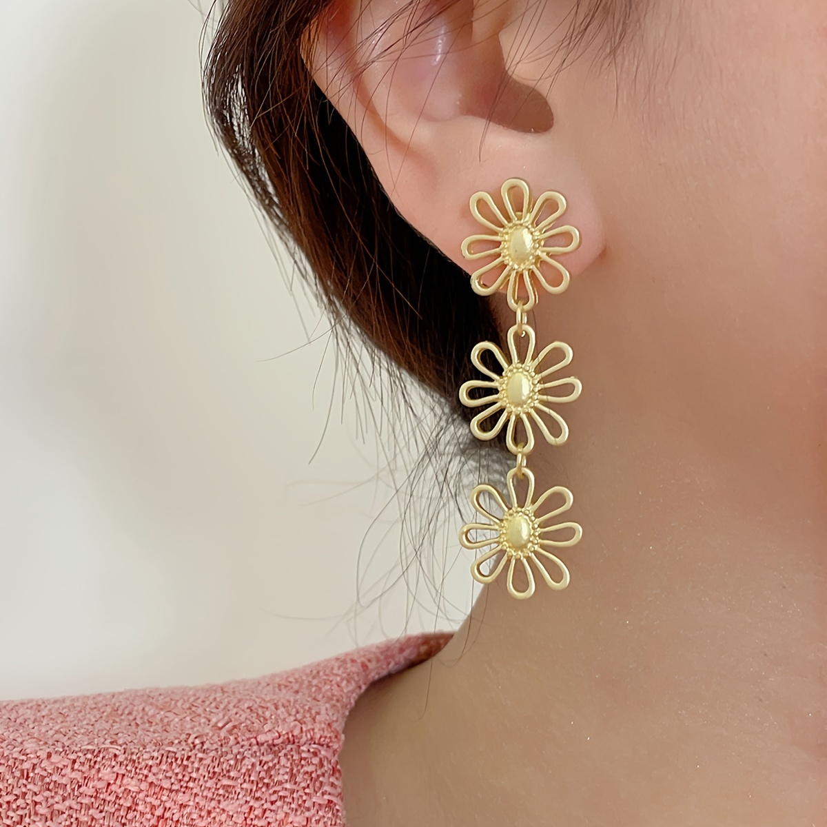 

A Pair Of Elegant, Stylish, Retro, , High-end Floral Earrings For Ladies With A Sense Of Sophistication.