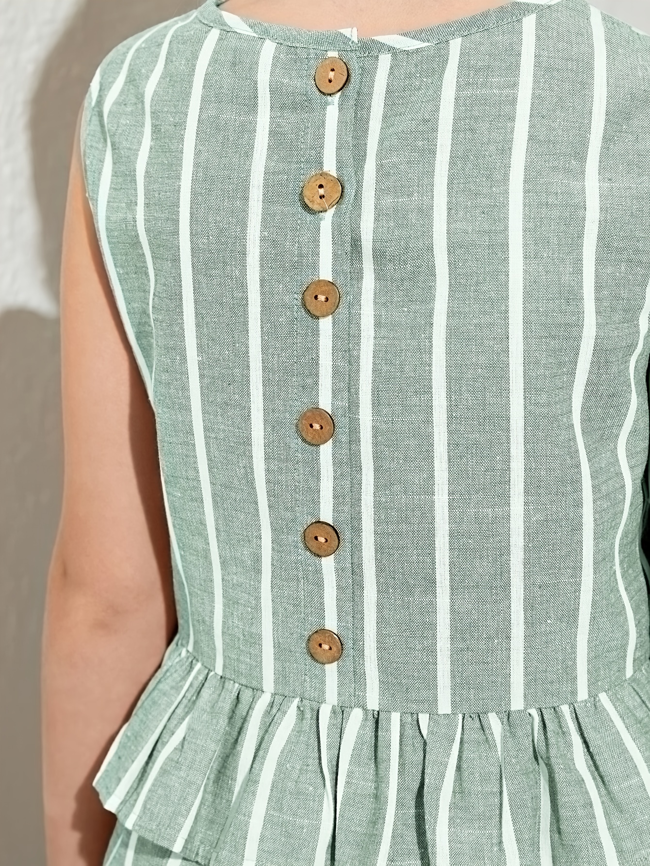 A Two-Piece Set for Girls Featuring a Sleeveless Striped Top And Straight-Leg Pants, Perfect for Summer Leisure Activities, for Outdoor