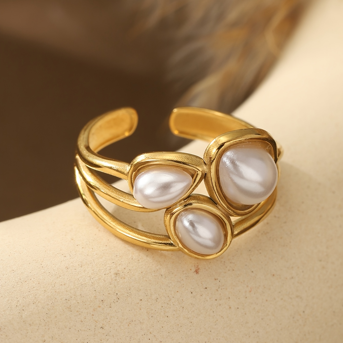 טבעת נירוסטה גיאומטרית אחת לנשים עם 3 פניני חיקוי - טבעת יוקרתית