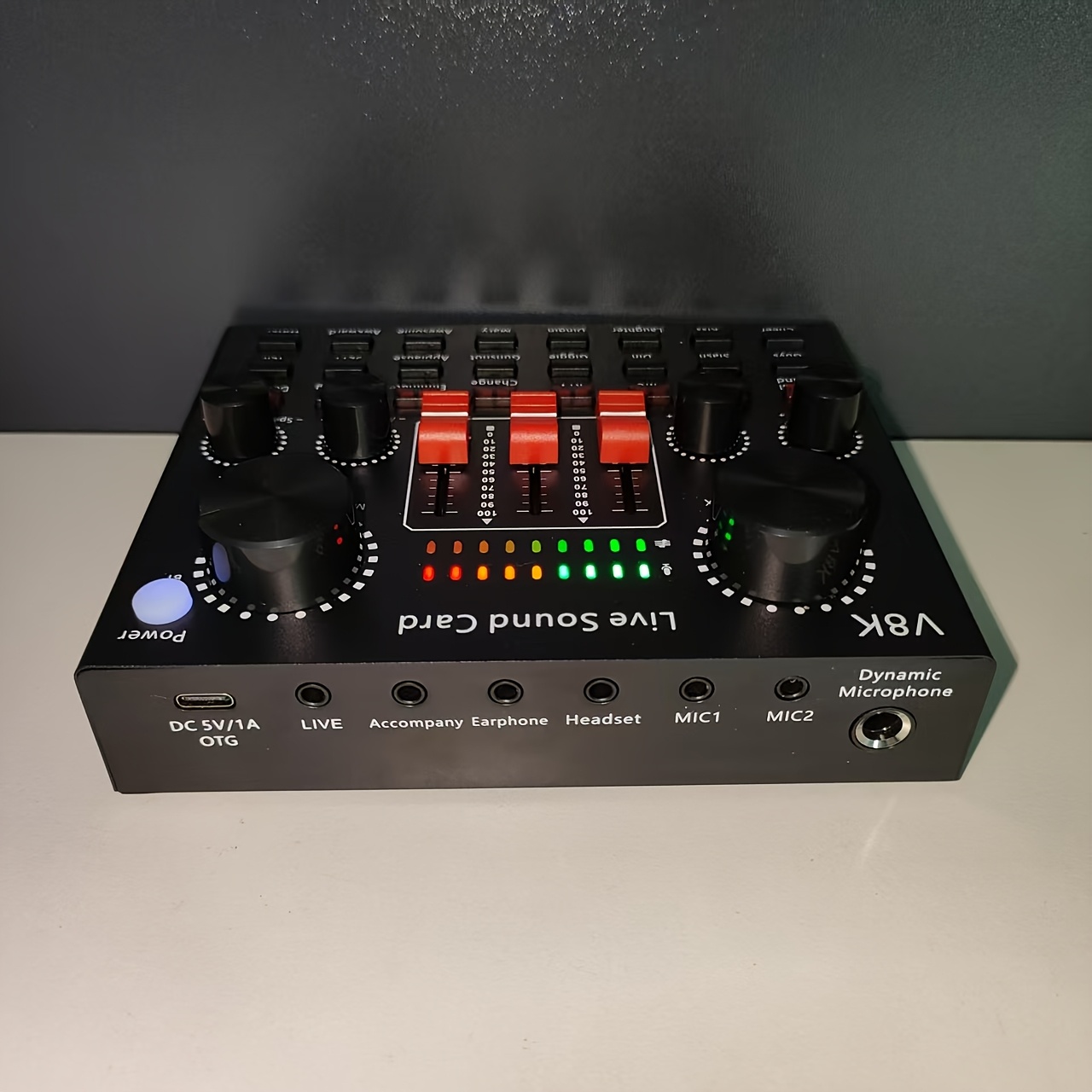 Професионален аудио интерфейс Live Sound Card V8K с напрежение под 36V, с USB кабел за зареждане и вградена 18650 литиева батерия за преносимост - идеален за външно стрийминг, запис, озвучаване и пеене