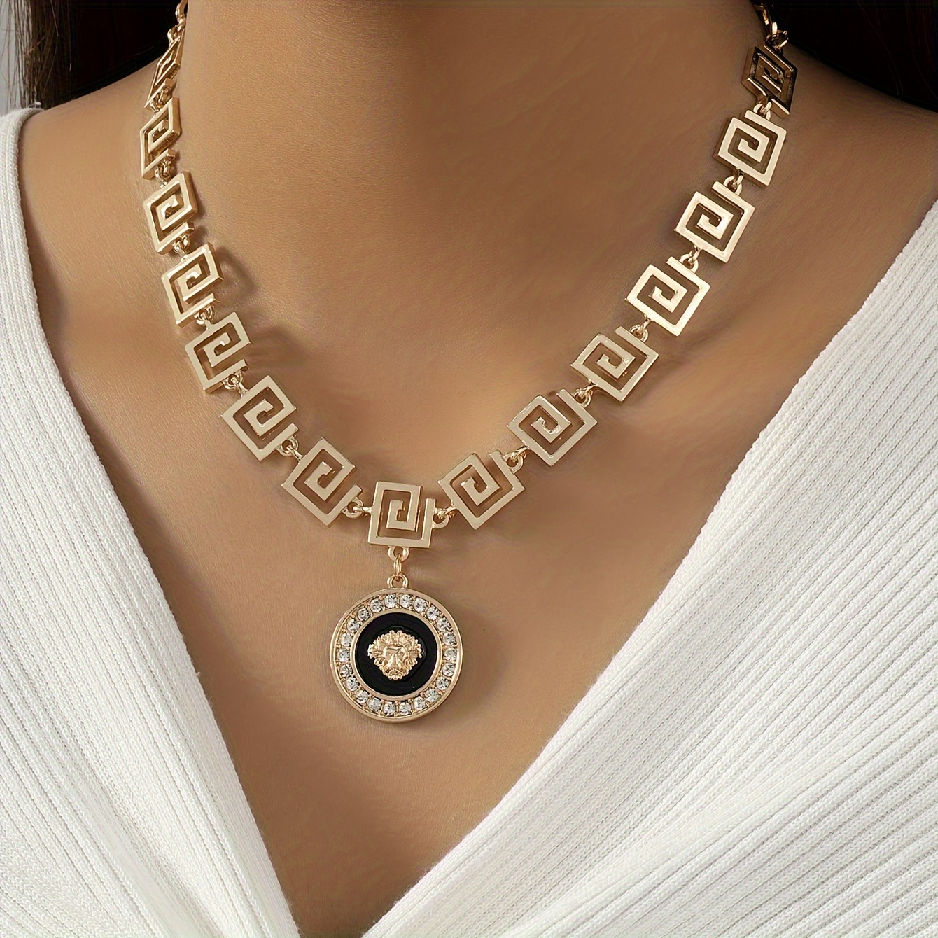 

Inlaid Rhinestones Round Pendant Necklace Geometric 18k Gold Plated Zinc Necklace Trendy Neck Accessories
