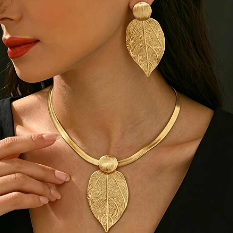 TEMU Parure 2 pièces collier pendentif et boucles d'oreilles style vintage naturel à texture de nervures de feuille dorée brossée, grande feuille.