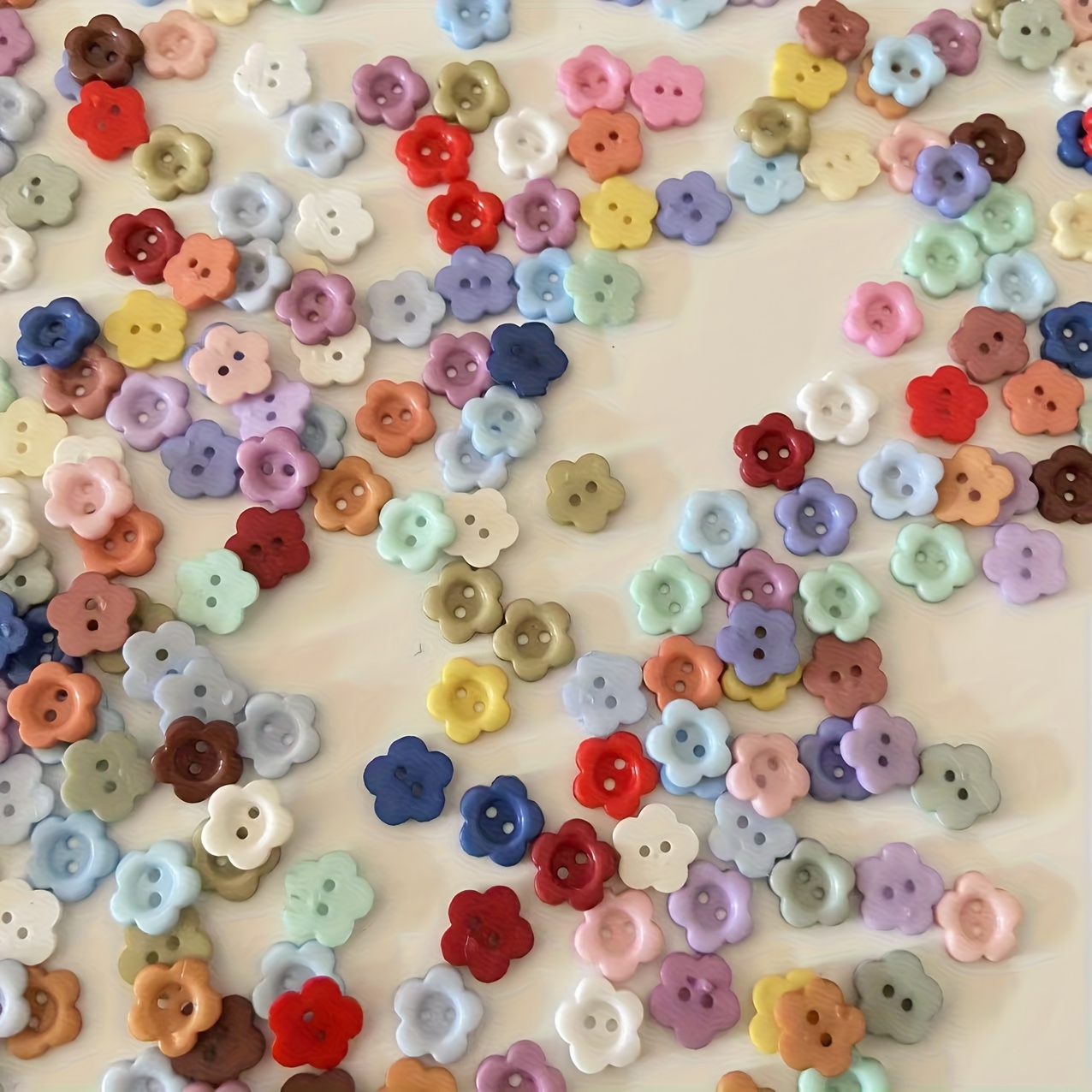 E-shop 8mm/0.31" Kleine, blumig geformte 2-Loch-Knöpfe aus Kunststoff | Mini-Knöpfe für Puppenkleidung, Bastelbedarf, Bekleidungszubehör, Nähen,