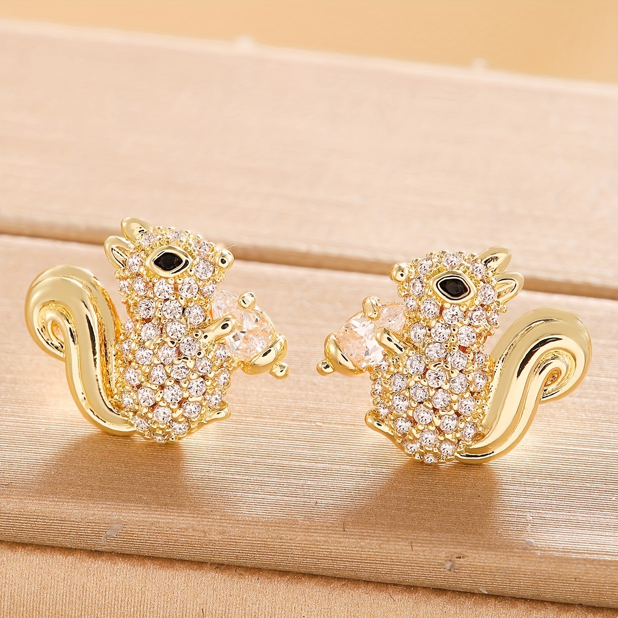 E-shop Ein Paar niedliche und stylische Eichhörnchen-Ohrringe, Set mit Zirkonia, mit einem exquisiten und eleganten Design, als Weihnachtsgeschenk für