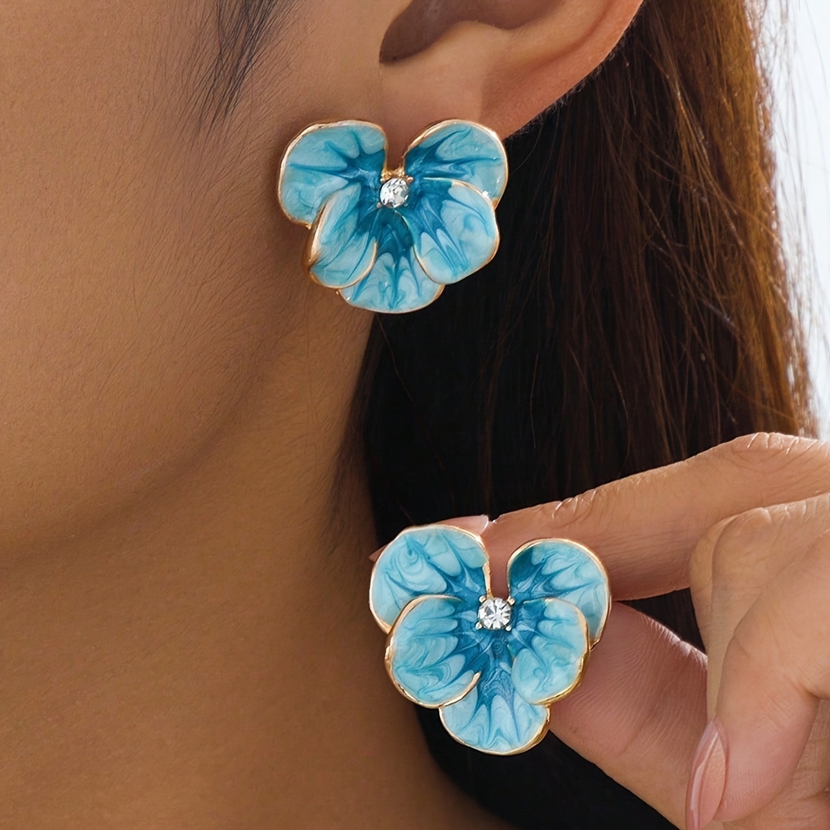 TEMU Une paire de boucles d'oreilles élégantes, fraîches et tendance en verre de fleur avec incrustation d'huile dégoulinante bleue pour femme, style