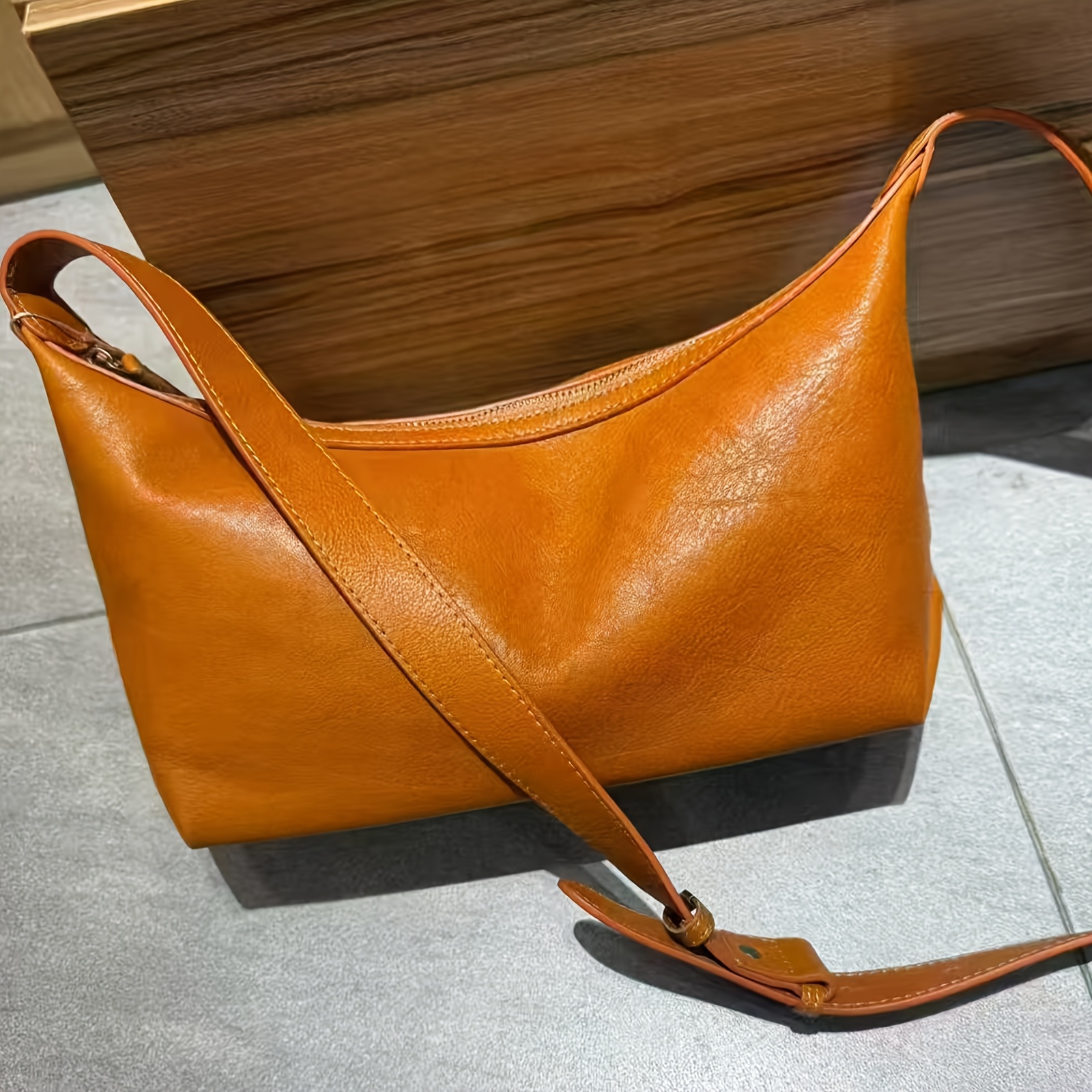 Коричневый