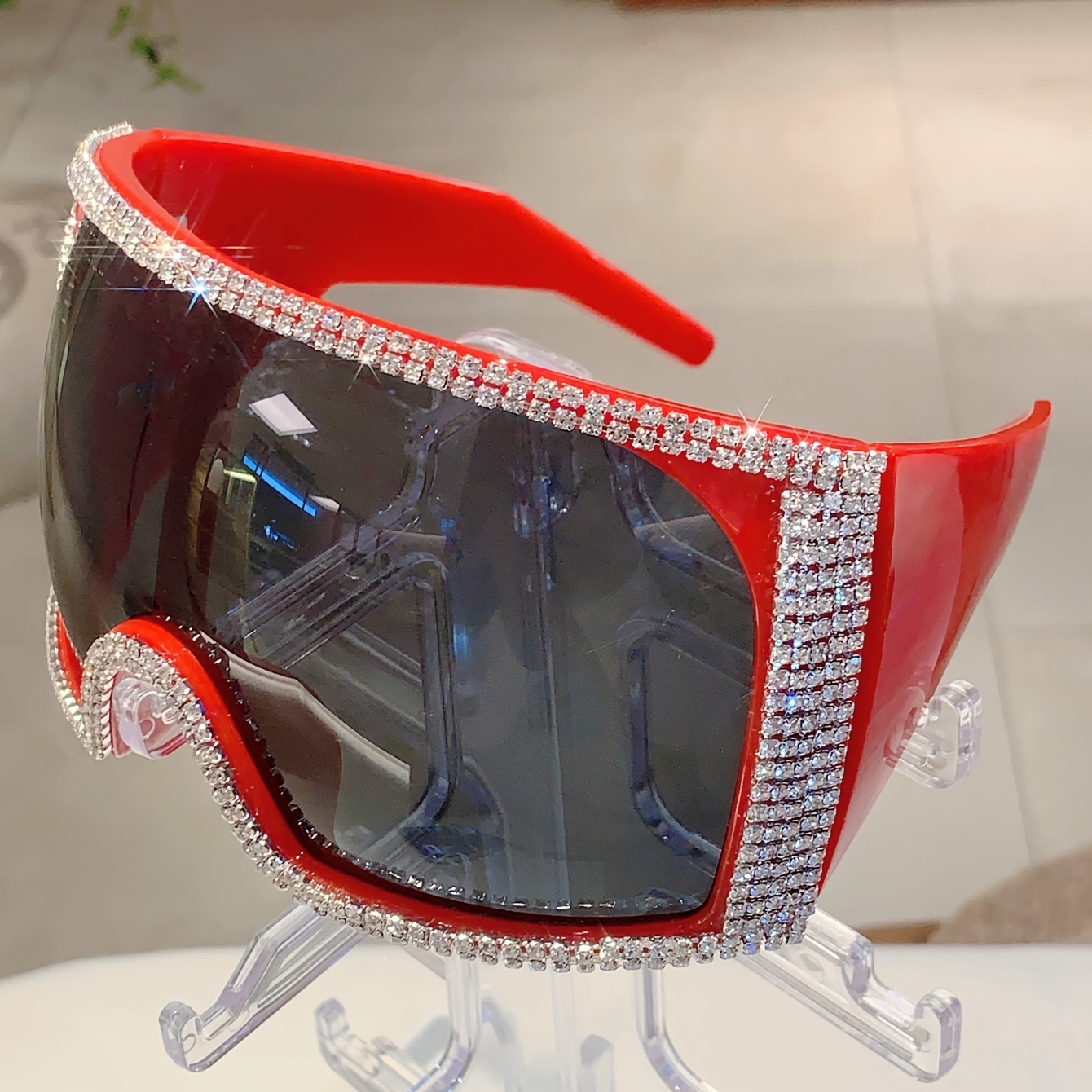 

Lunettes de soleil enveloppantes surdimensionnées pour femmes avec détails en strass, monture en plastique, verres antireflet en polycarbonate pour l'escalade, lunettes décoratives à la mode