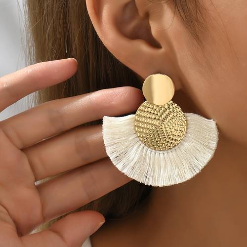 pendientes de estilo bohemio hechos a con borlas de