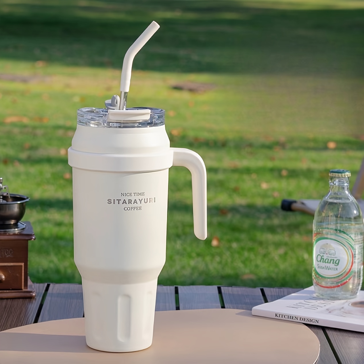 1pc 47oz 휴대용 단열 텀블러 손잡이 및 빨대 뚜껑, 휴대용 대용량 물병, 야외 스포츠, 여행 및 캠핑 크리스마스 선물용 스테인리스 자동차 컵