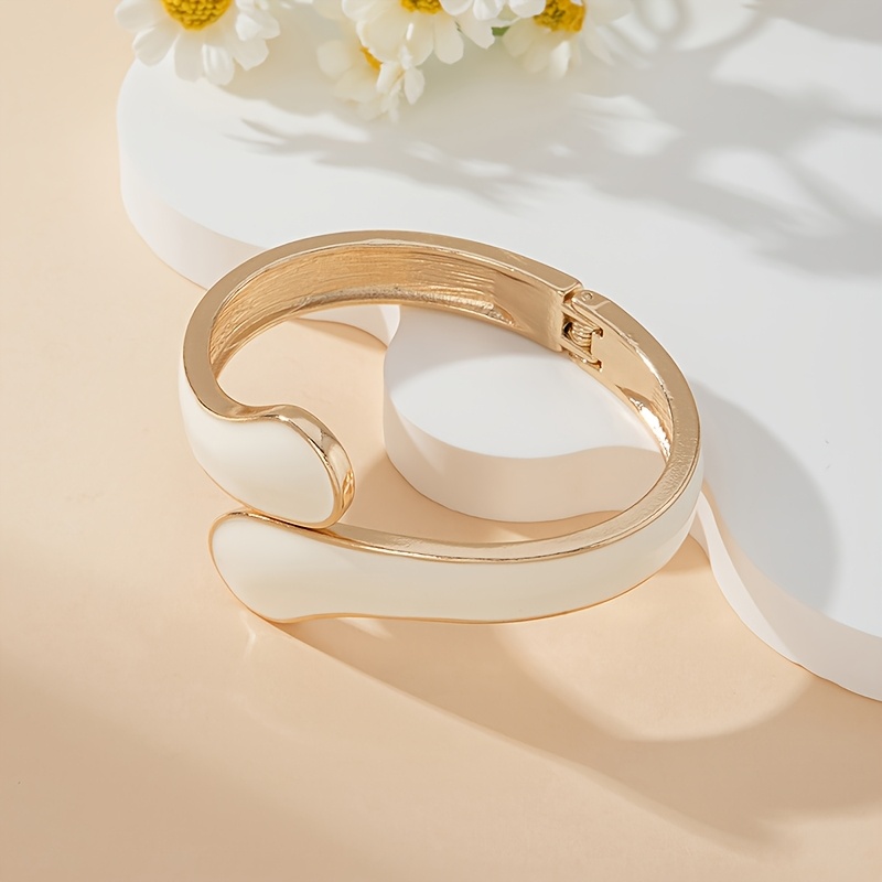 E-shop Klassisches Vintage-Literaturstil Paararmband in Schwarz und Weiß, Unverzichtbar für Lässige Kleidung