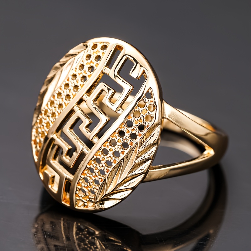 E-shop Ein klassischer und eleganter goldener Ring mit einem hohlen griechischen Meander-Design, für Damen zum Tragen an Freitagen, zu Partys oder bei