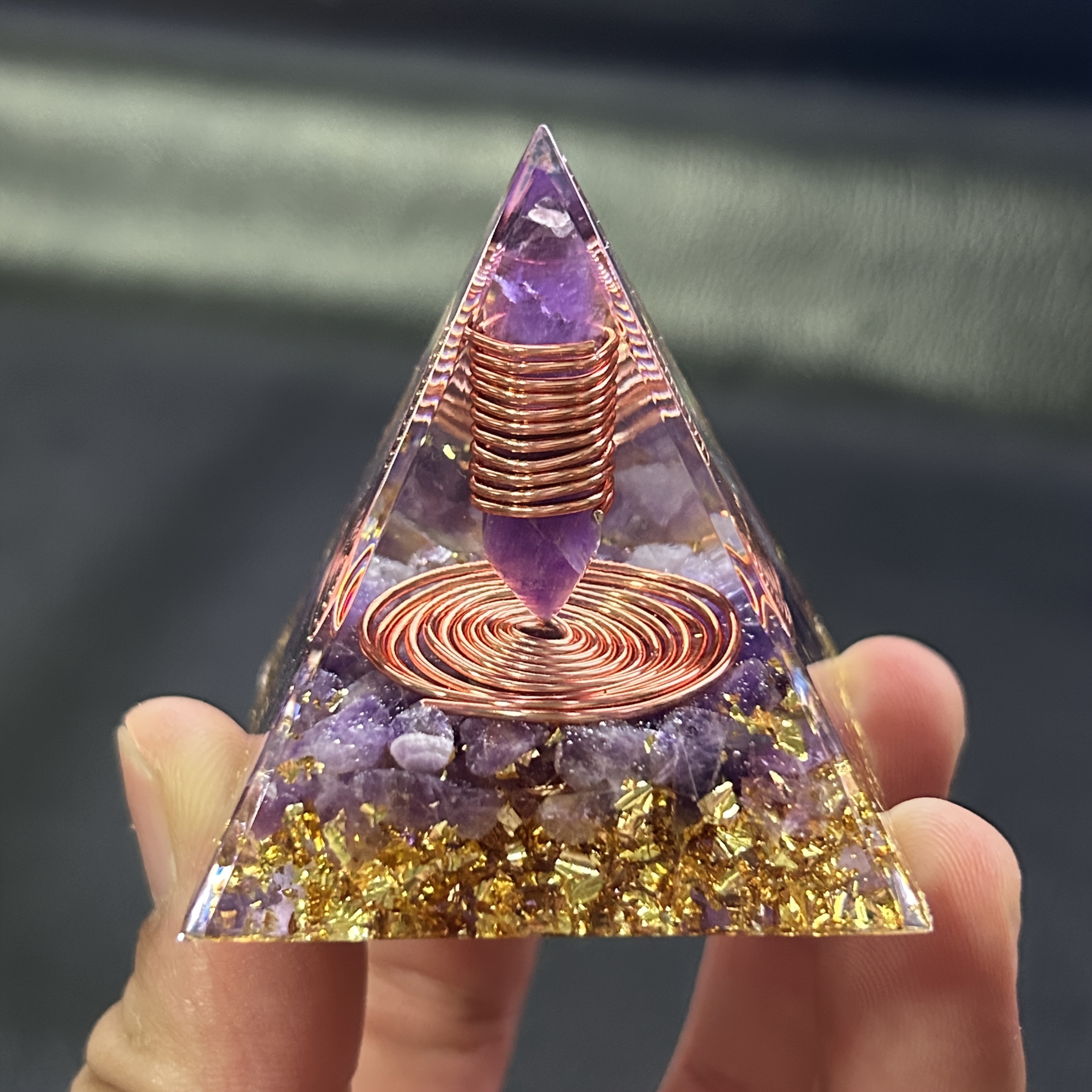 E-shop Amethyst Pyramide mit zentralem Amethyst Kristall und Kupferdraht, handgefertigt, geeignet als dekoratives Stück für Zuhause, Büro oder Küche,