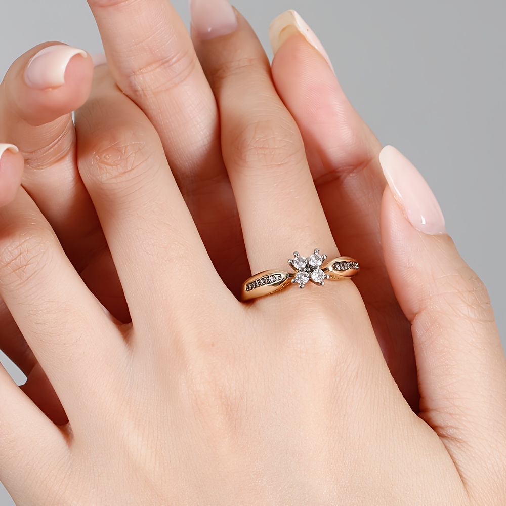 6-Claw Snowflake Cluster Synthetic Zirconia Earrings & Ring Set