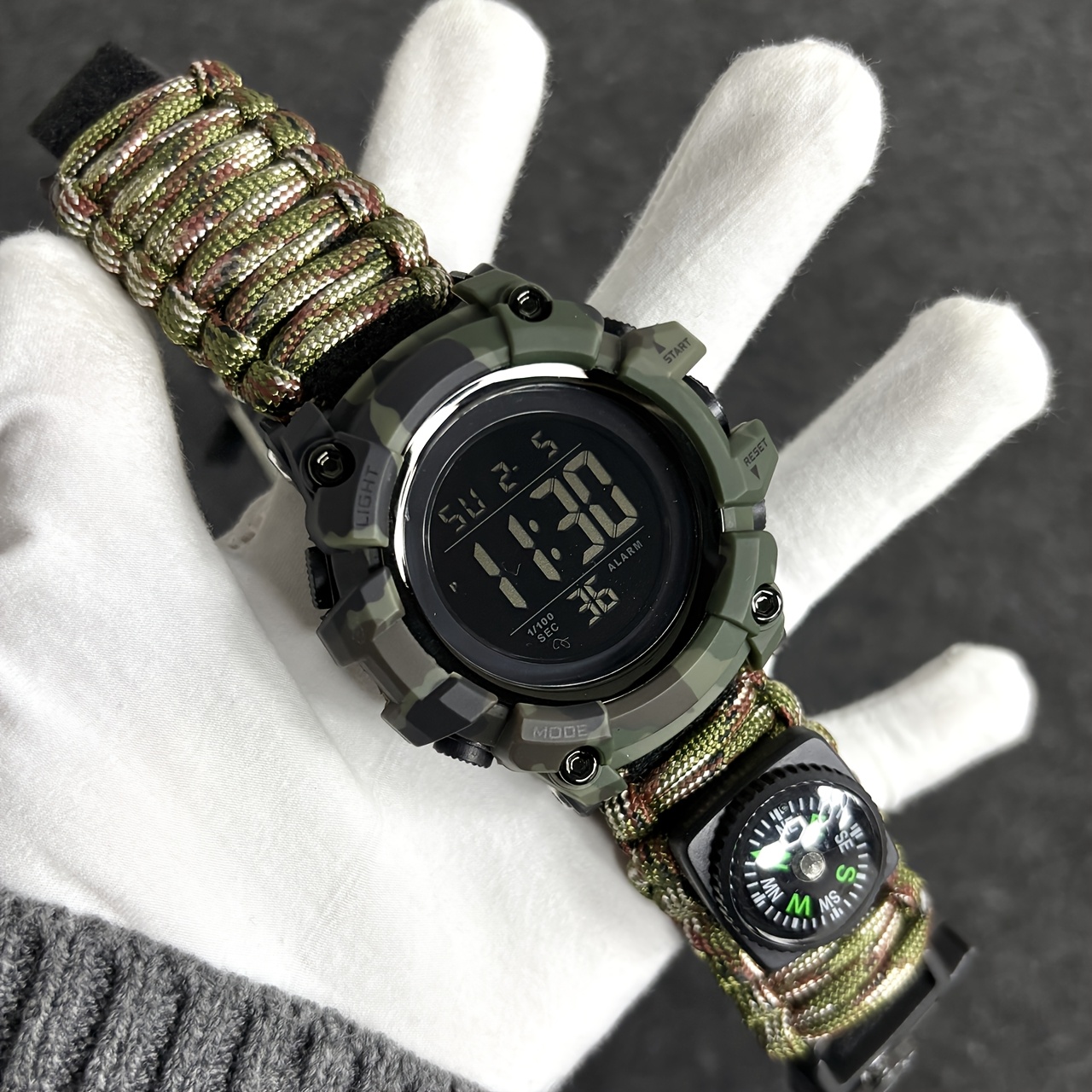 un reloj cronógrafo digital con una pantalla LED multifuncional, diseñado para y deportes, en un estilo de camuflaje 4