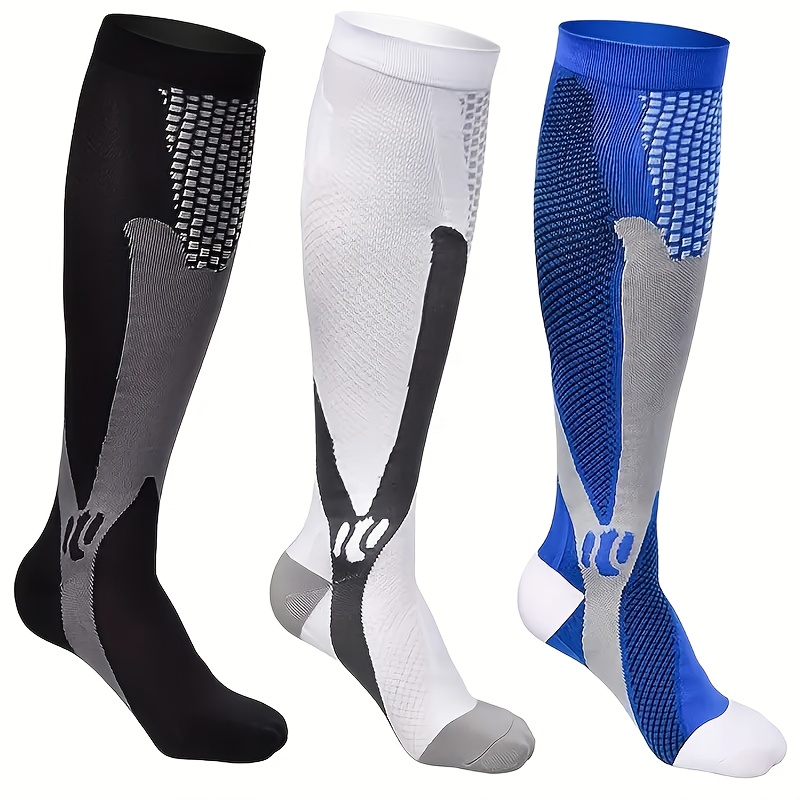 E-shop Drei Paar Unisex Kompressionssocken mit geometrischem Design, ideal für Sport, Wandern und Outdoor-Aktivitäten. Diese schlanke Socken bestehen