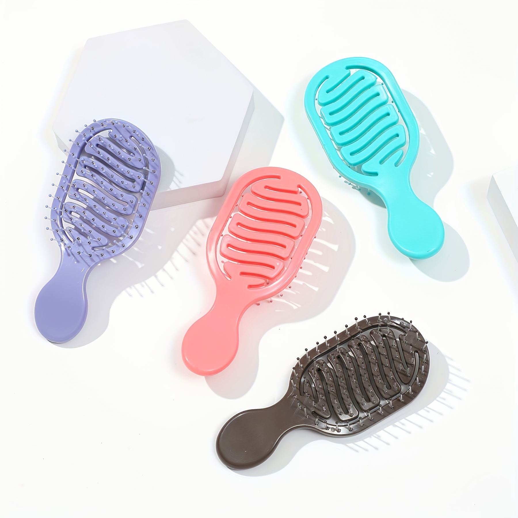 

Une brosse de voyage au design portable, dotée d'un manche en plastique ABS et de poils en nylon, adaptée aux cheveux et humides. Un cadeau .