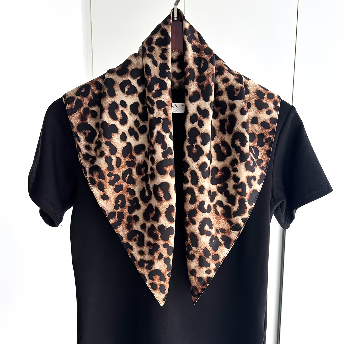 TEMU 1pc Women' Leopard Print Scarf & Headband Suitable For Dating, , Holiday Gift - Lightweight Spring Summer Square Neck Wrap, Thin Autumn Hair,