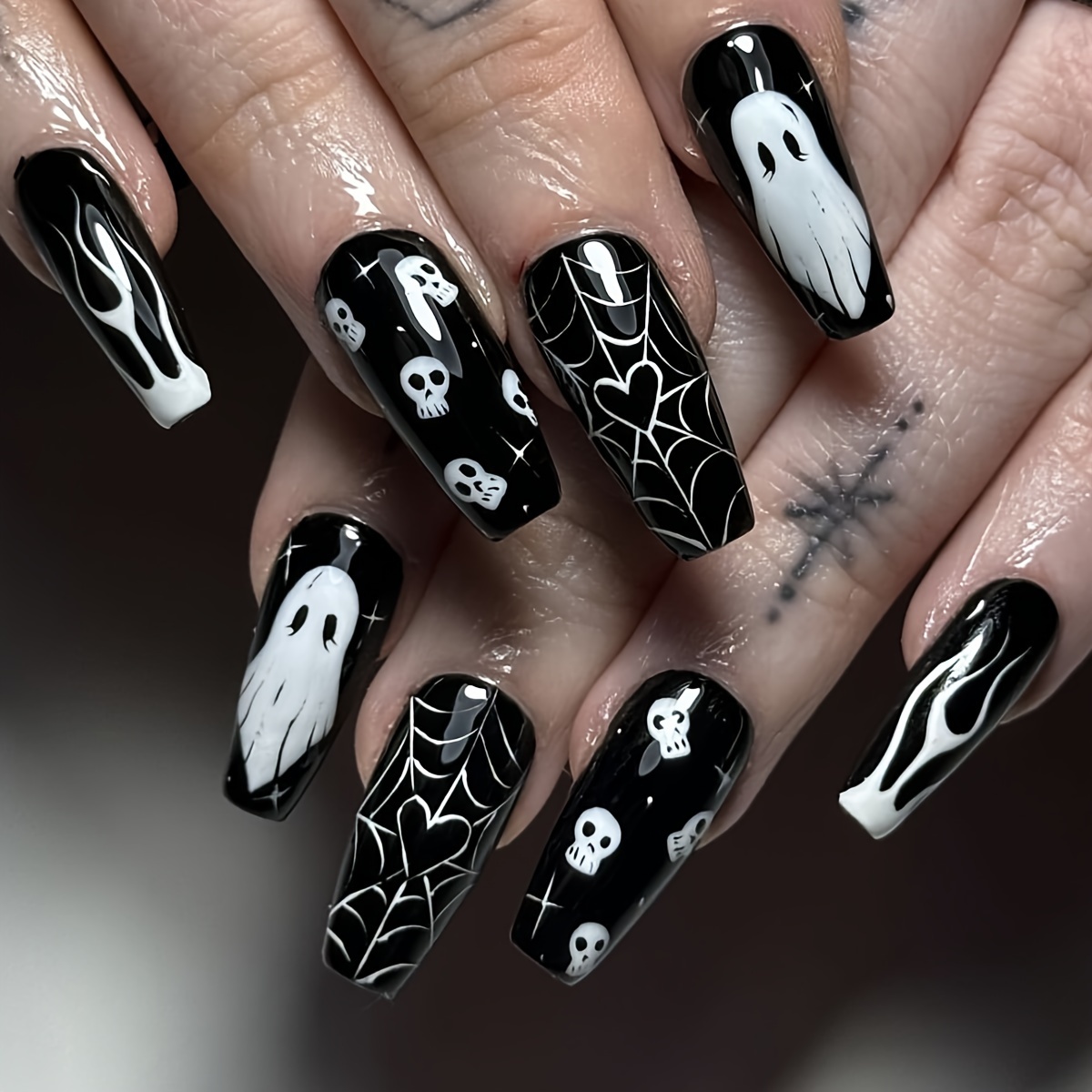 

24pcs Halloween Press-on Nails, Medium Ballet Shape, Mixed Color System With Black Spider Web And Heart-shaped Ghost Patterns, Glossy Finish, Full Coverage Removable Fake Nails Set For Women And Girls