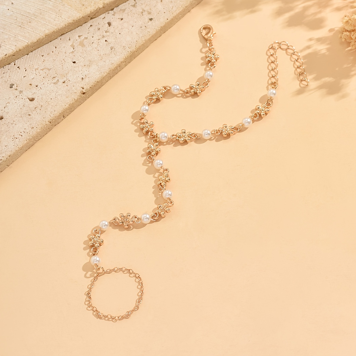 TEMU Une chaîne magnifiquement conçue avec des fausses perles florales, ce bracelet à doigts est une pièce de bijouterie chic pour femmes, parfaite