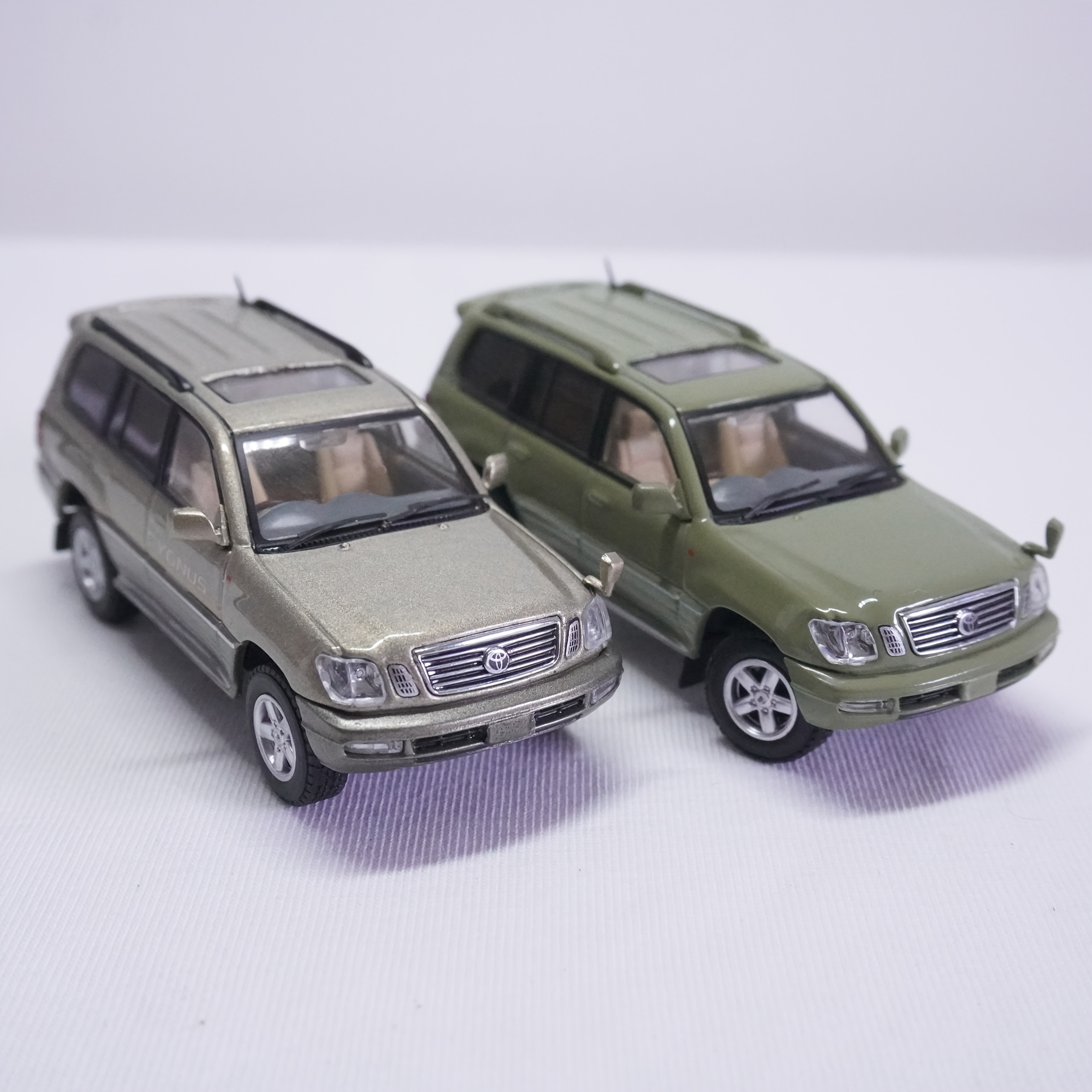 1:64 for TOYOTA Land Cruiser Cygnus Alloy Vehicle Model - Champagne Golden, Khaki Green, for Off-Road Vehicle Enthusiasts, Includes Display Case, Static Display, Detailed Reproduction, Suitable for Ages 14 and Up