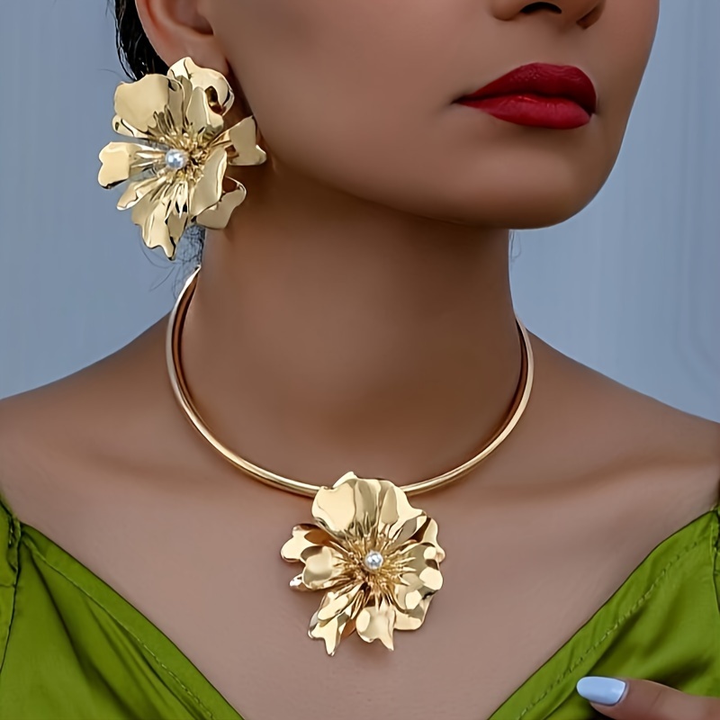 

1 Pair Stud Earrings +1 Pc Necklace With Exaggerated Golden Flower Design Iron Jewelry Set Vintage Luxury Style Female Banquet Accessories