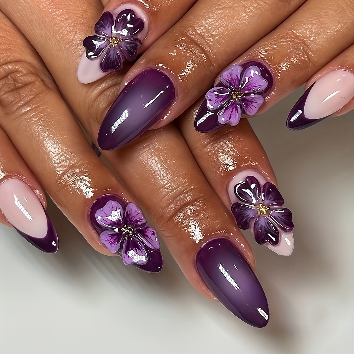 E-shop Ein Set aus 24 mittellangen, mandelförmigen, aufdrückbaren Falschen Nägeln, und elegant, mit lila Blumen, kristallklarem Glanz, Gradient-Helle