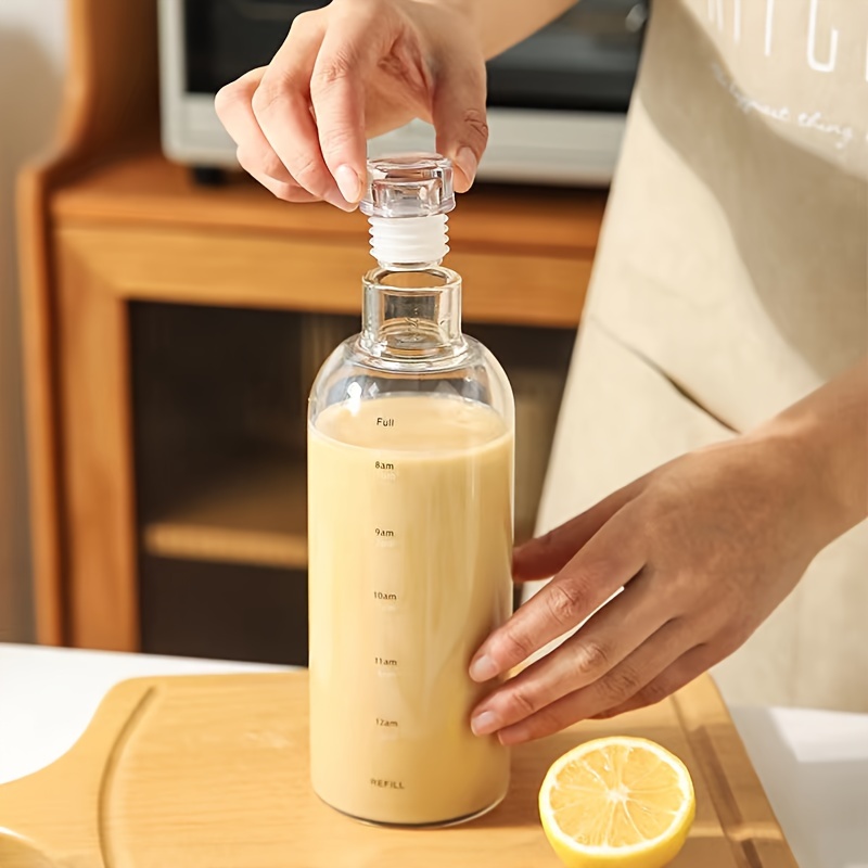 

Bouteille d'Eau Étanche de 1.5L avec Marqueur de Temps - BPA, Légère, Récipient en Plastique Rond pour Randonnée, Camping, Fitness | Poignée Facile à & Design par la