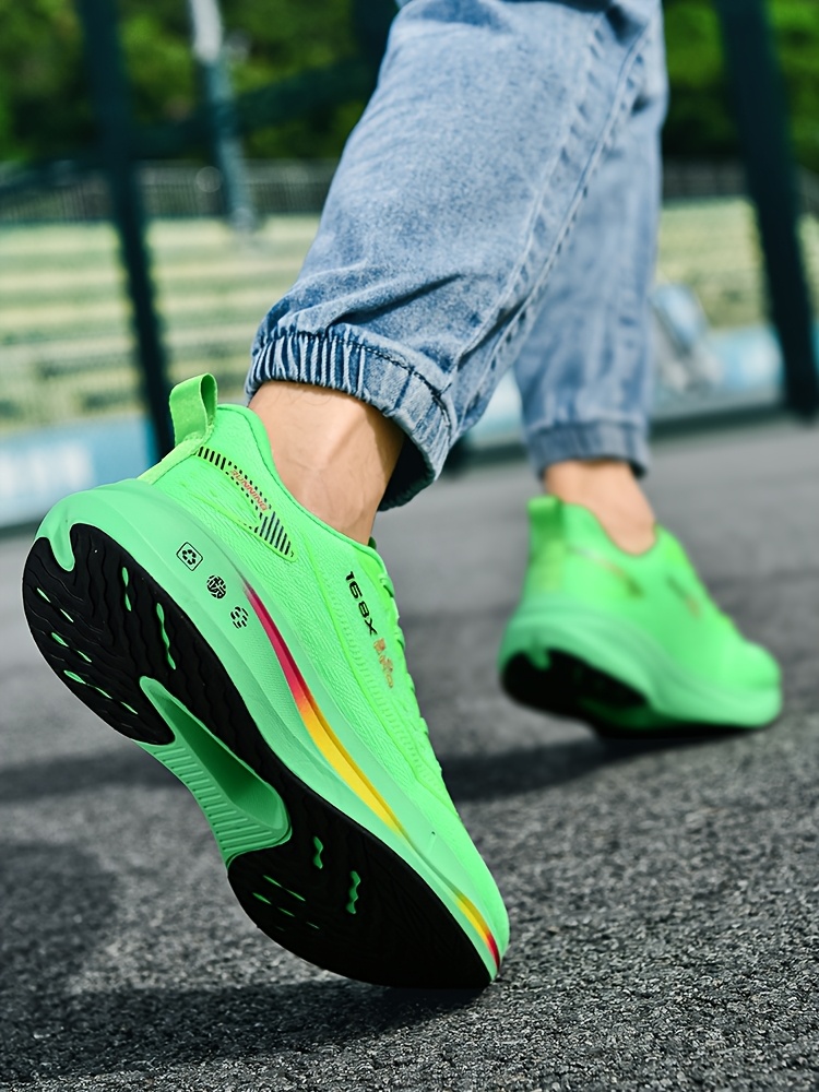 Chaussures de Course pour Hommes – Légères et Respirantes, Semelle Souple Amortissante Pour Usage sur Route & Sentier Chaînes Multifonctionnelles Antidérapants Adaptées au Marathon Triathlon VTT Cyclisme Gym Aérobic Randonnée Alpinism Port Quotidiens Mode Urbaine Style Sport Chaussettes d'Entraînements en Salle Entrainement à la Coupe du Monde Moderne Conception Durable Construction Solide Coussinée