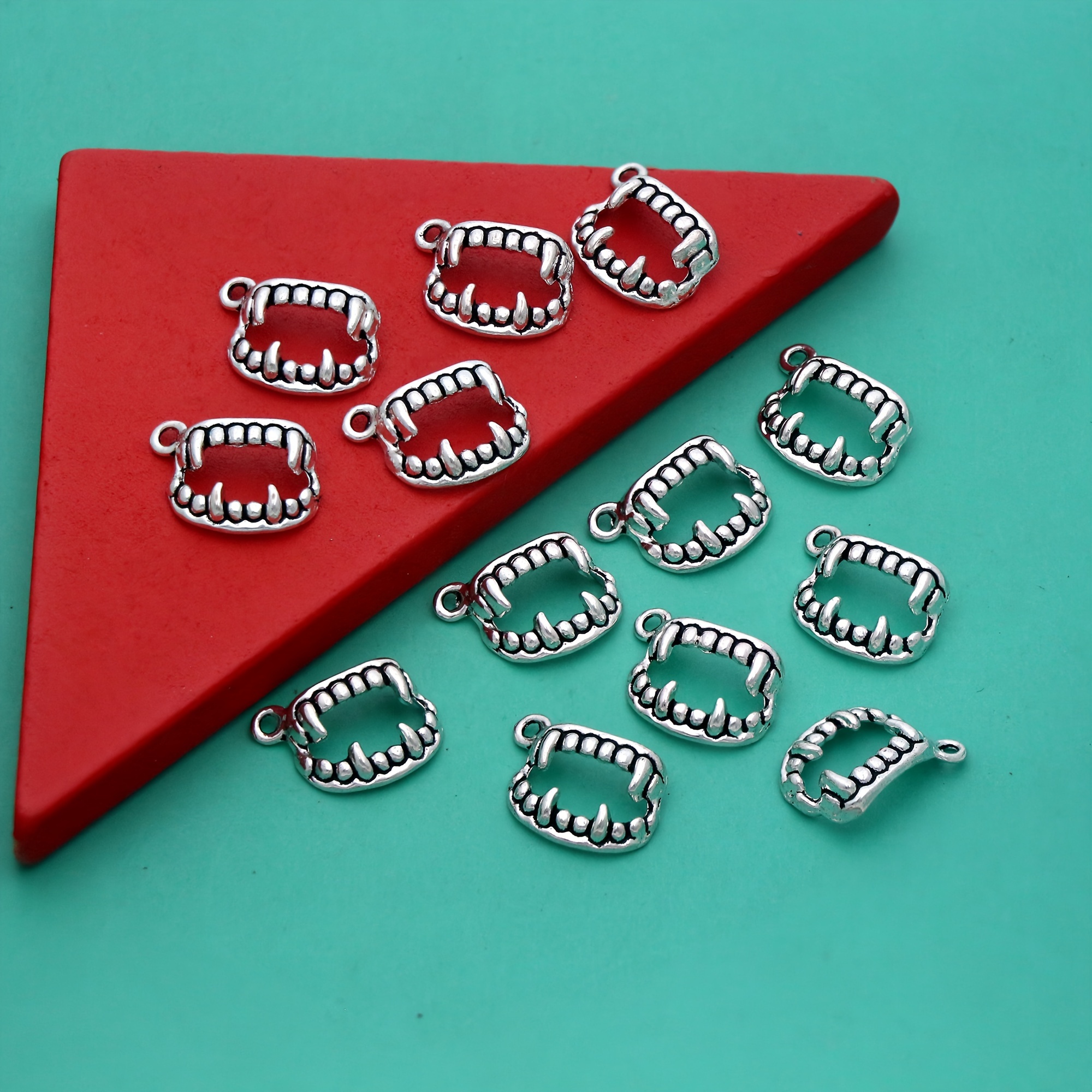 TEMU Lzsilvery Ensemble de 25 breloques de dents de vampire dans un style gothique punk Y2K, mesurant 12,7 x 15,5 mm, en alliage argenté antique.