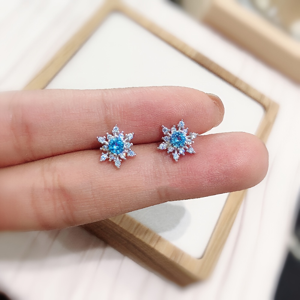 

1 Pair Vintage Sparkling Frosty Snowflake Stud Earrings For Women, Luxurious Elegant Romantic Cold Style, Perfect Christmas Holiday Birthday Gift, Fashion Jewelry, Copper With Zirconia All-season Wear