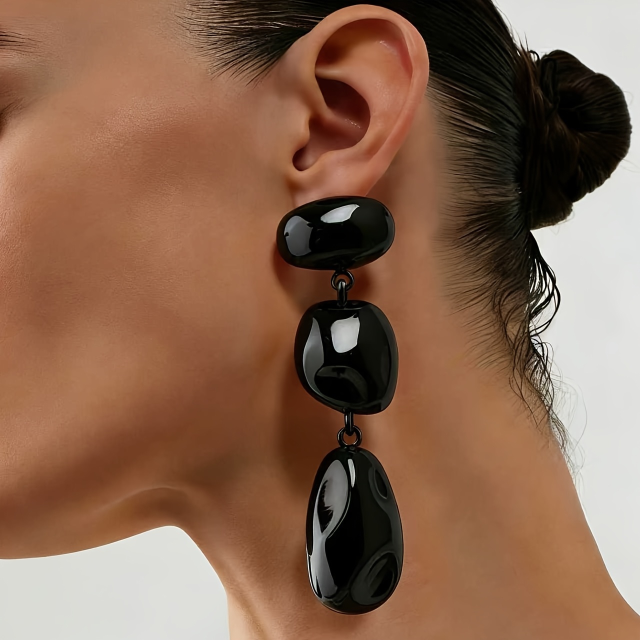Image of A Pair Of Long Drop Earrings For Women Featuring Black Irregular Stone Shapes, With 3 Asymmetrical Pebble Designs, Suitable For Everyday Wear, Evening Events, And Parties