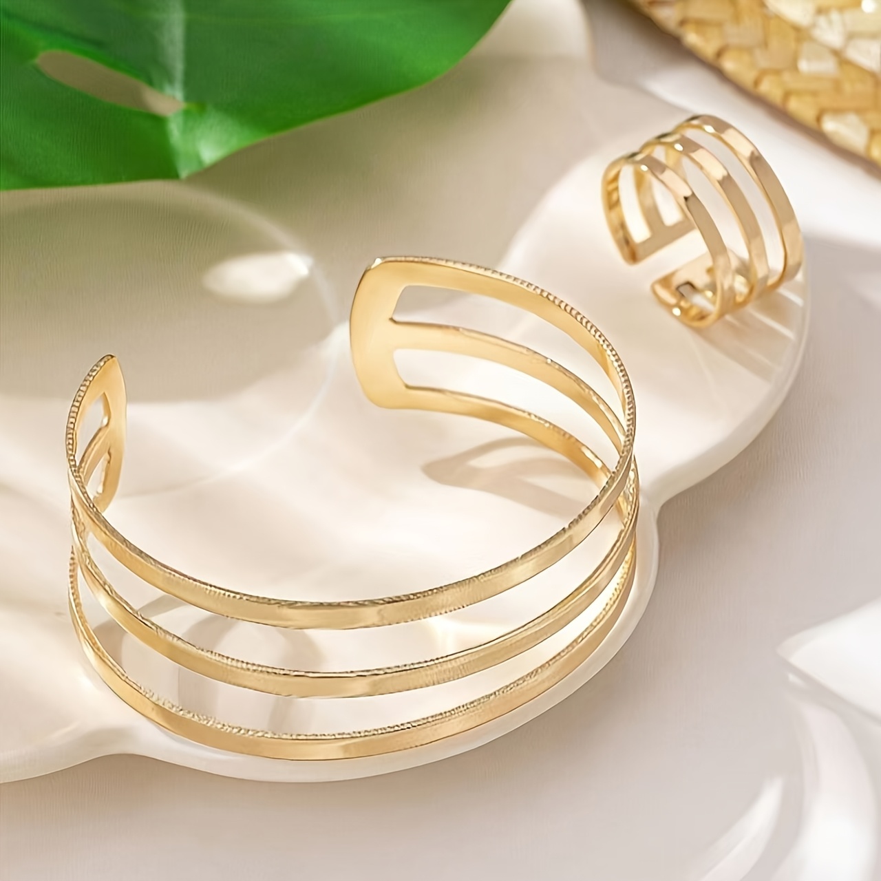 TEMU Juego de joyería de 2 piezas para mujer, pulsera y anillo de acero inoxidable dorado con diseño de líneas huecas , tendencia de moda europea y