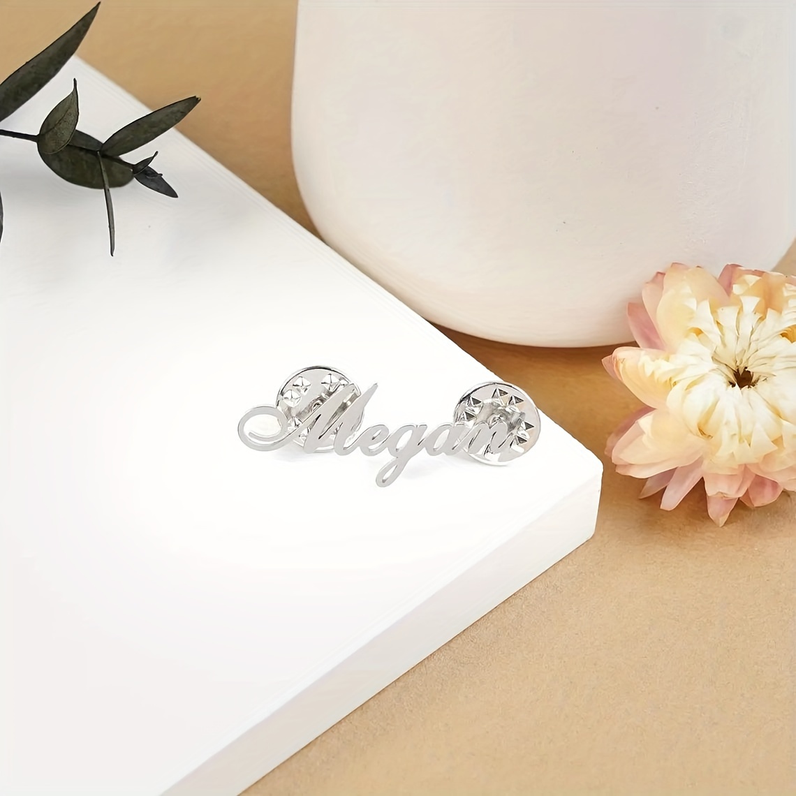 E-shop Personalisierte Damen-Namensbrosche aus Edelstahl im kursiven Stil, ., exquisit, elegant, schlicht stilvoll. Ein Geschenk für Familie Freunde zu