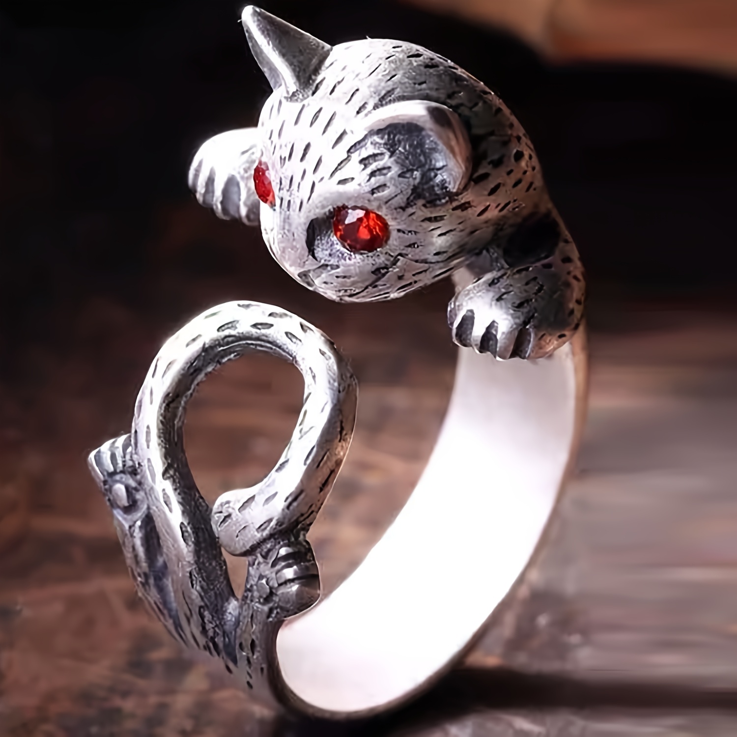 E-shop Dieser Ring aus Plated925 (925 Silber vergoldenet) mit verstellbarem Design und einem Motiv mit rotem Augen hat ist ein wunderschönes , das für