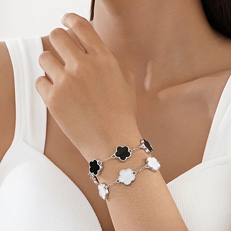 

Elegant Black And White Clover Bracelets - Perfect For Parties And Holidays - Alloy Material - Classic Design - Suitable For All Seasons