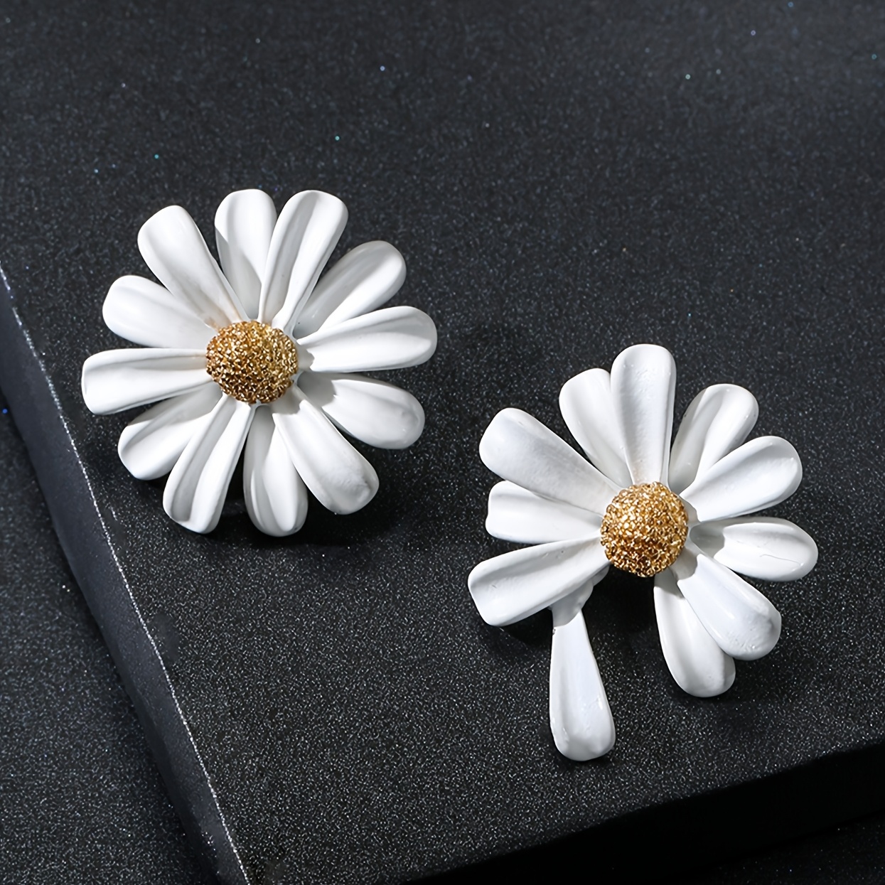 E-shop Ein Paar elegante, pastoral-französische asymmetrische Ohrringe mit kleinen Gänseblümchen für Damen, geeignet für Feiertage, Geburtstage, Dates,