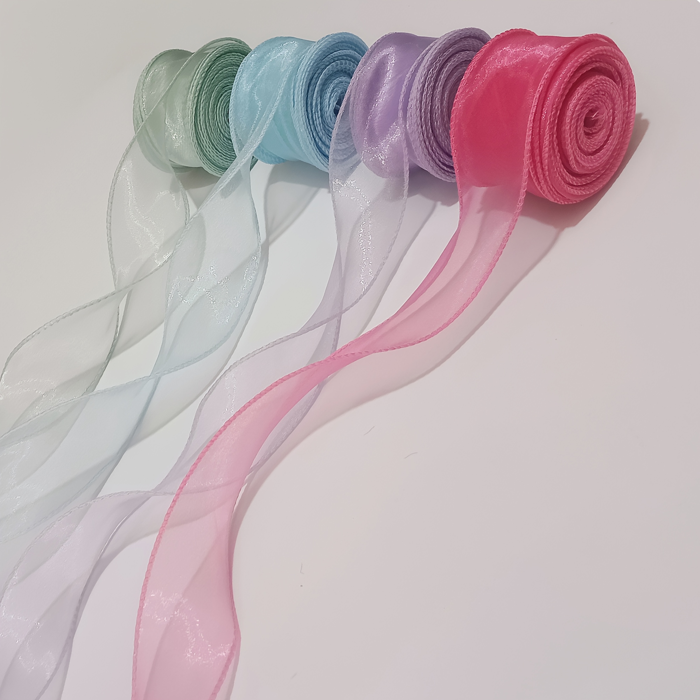 E-shop Ein Set aus 4 Rollen 40-Yard Fischschwanz-Tüllband, mit transparenten, 1,7-Zoll breiten, handgefertigten Dekorationsbändern in 4 Farben. Ideal