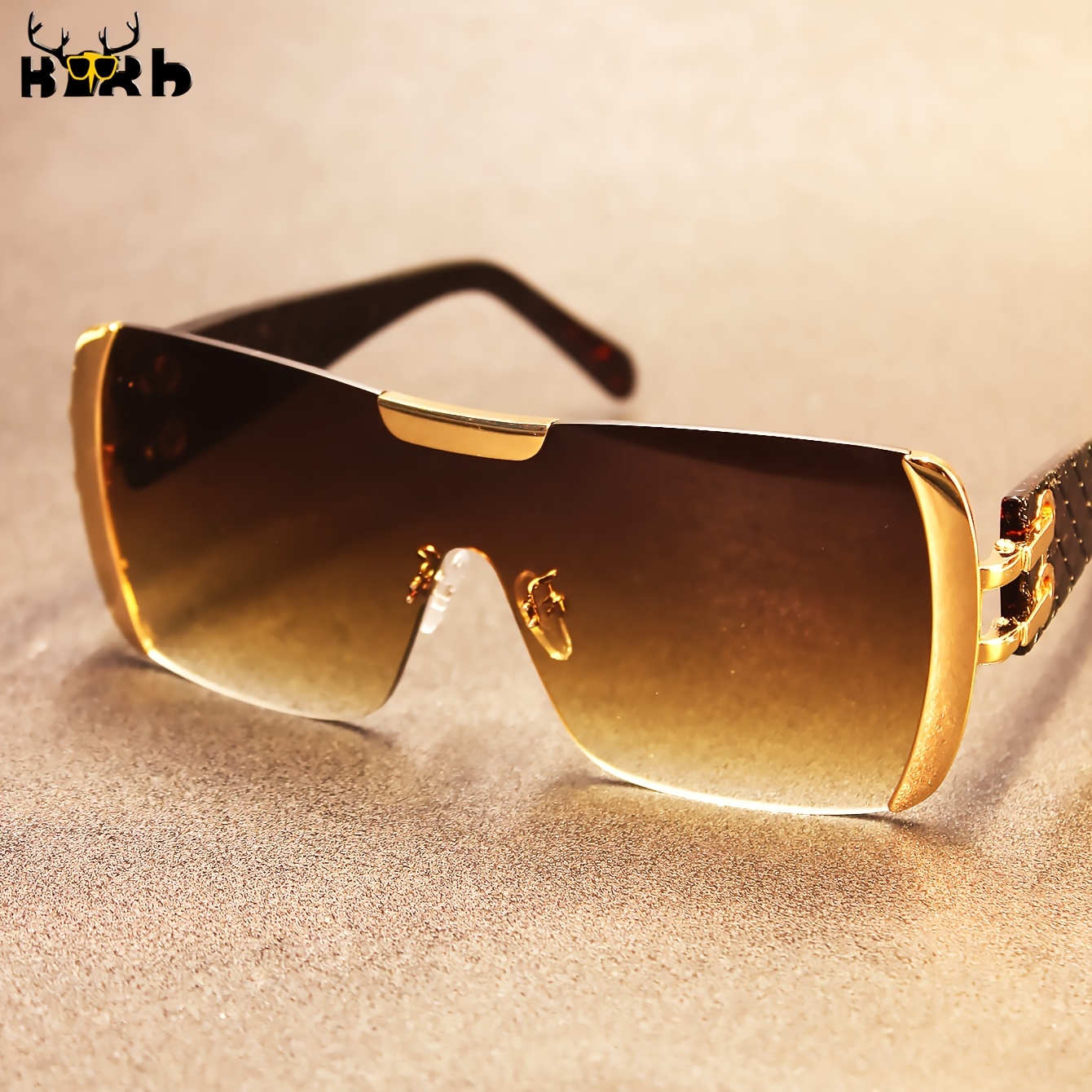 

Une paire de lunettes de soleil pour homme avec monture métallique intégrée, au design tendance et coloré, idéale comme cadeau.