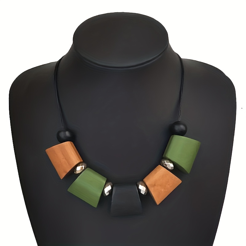 E-shop Eine Vintage-Halskette im Bohemian-Stil mit geometrischem, farbblockiertem -Holzperlenanhänger, für den und Partys