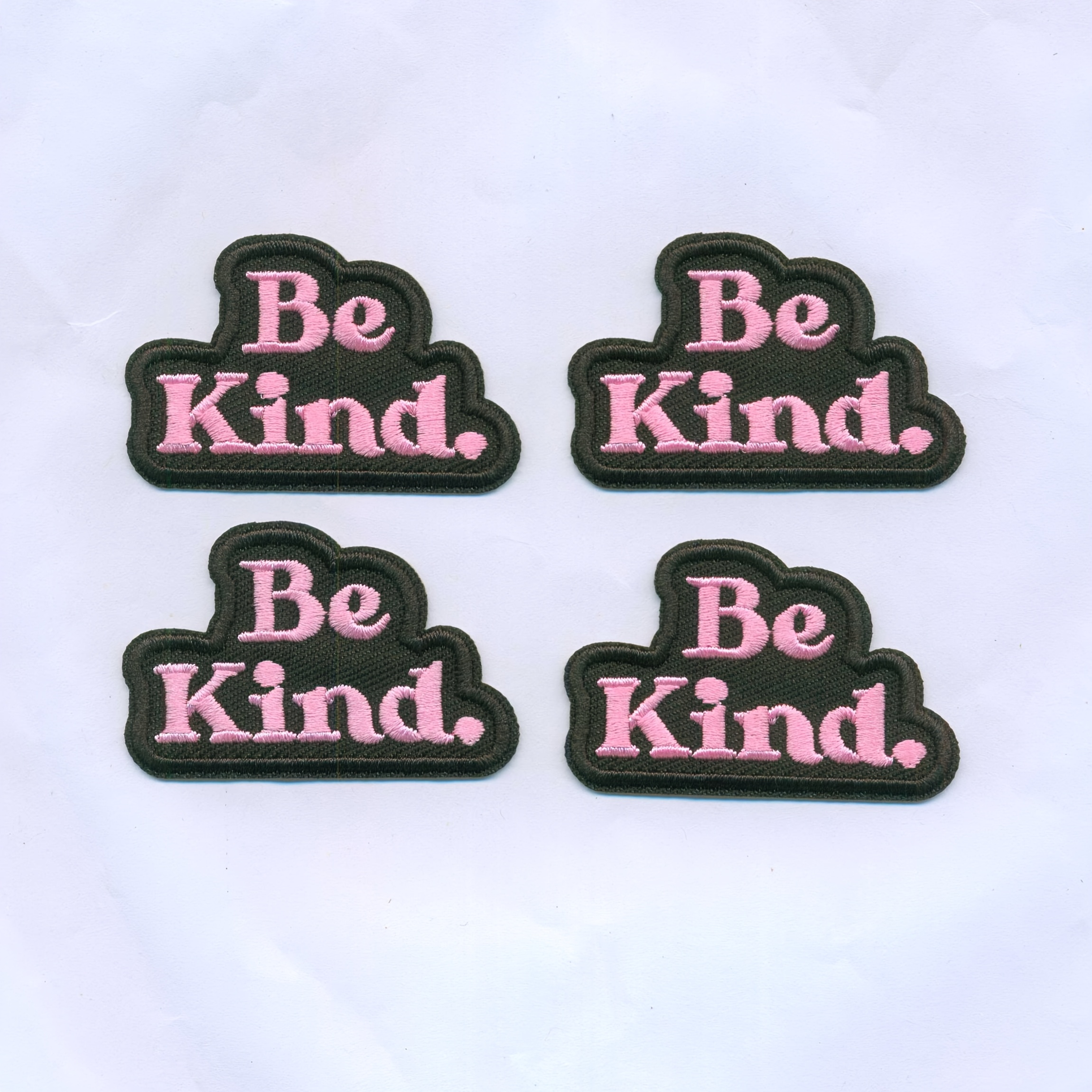 TEMU 4 pièces de patchs thermocollants brodés avec "Be Kind" rose, adaptés aux vêtements, chapeaux, sacs à dos, accessoires