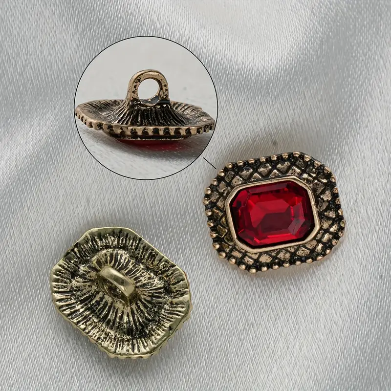 12 boutons vintage Paris Createur en métal : embellissements de couture en laiton antique - France 12 boutons vintage Paris Createur en métal : embellissements de couture en laiton antique - France